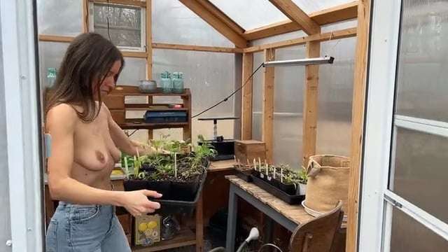 THE-NAKED-GARDENER
