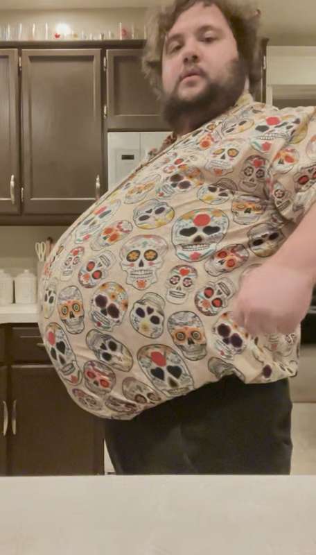 The gut in tight shirts
