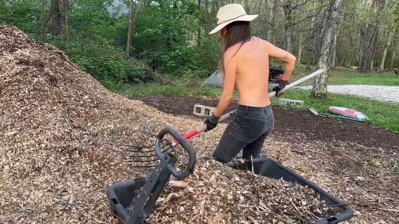 THE-NAKED-GARDENER