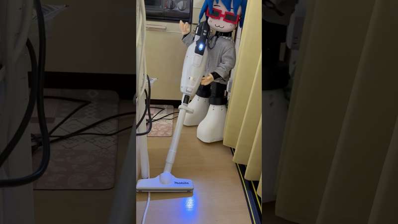 Kibo-chan tries a vacuum cleaner.